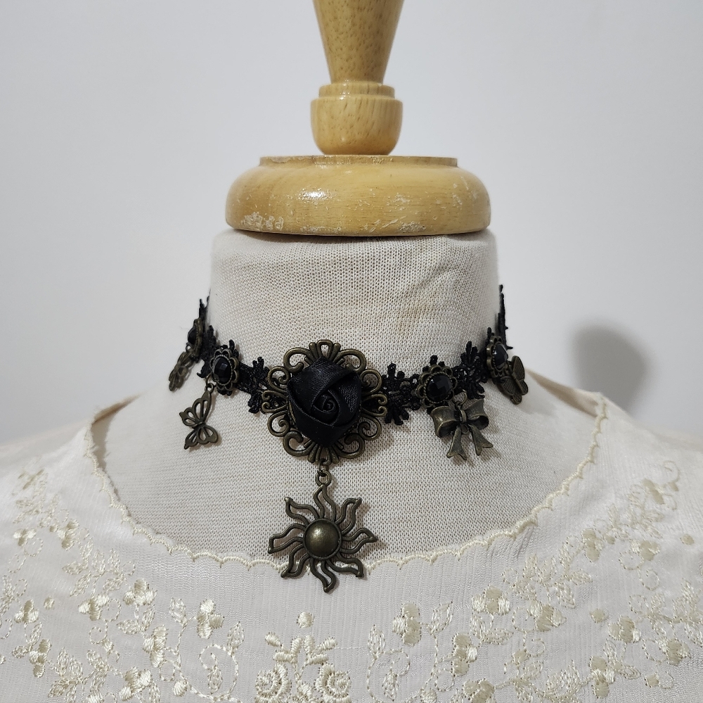 Antique-Style Black and Gold Choker Necklace